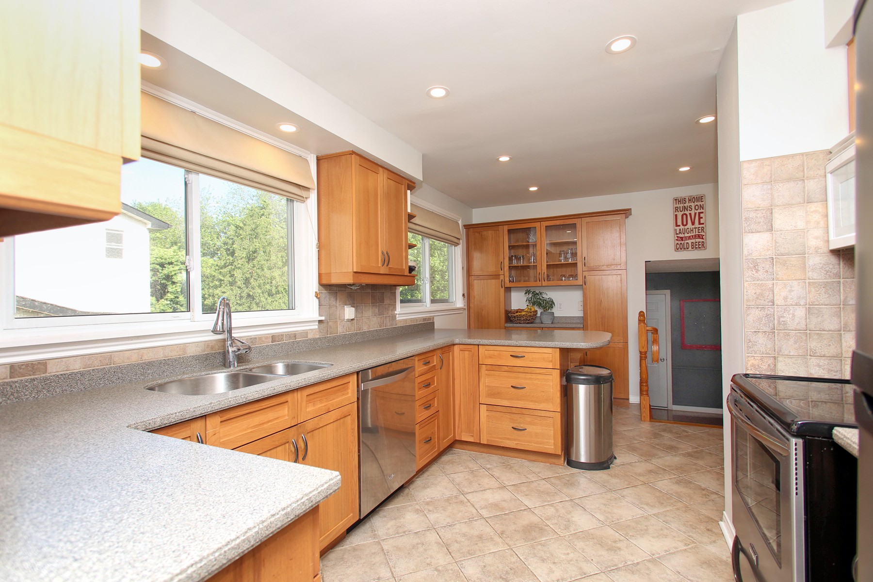 210 Keewatin St Oshawa, ON Virtaul Tours ID 24249 for