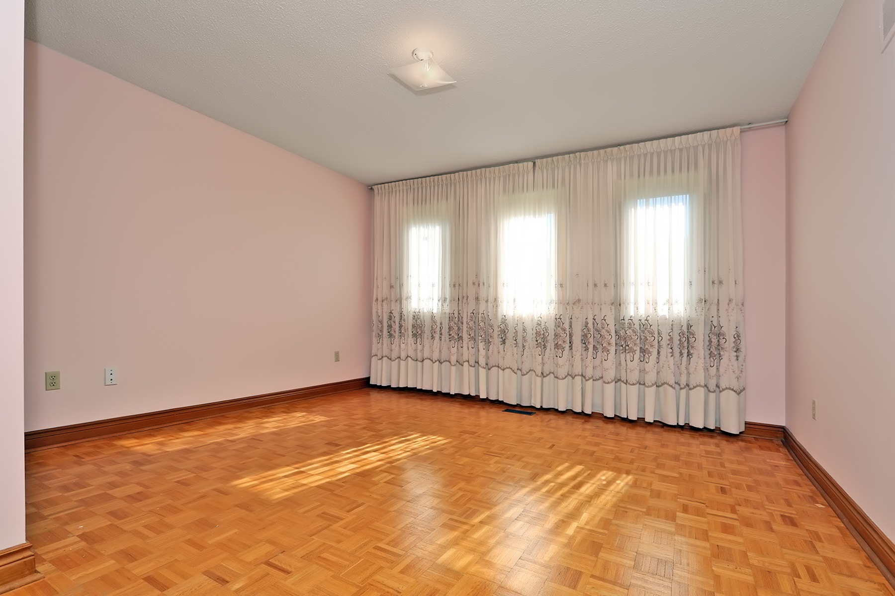 34 Wainwright Ave Richmond Hill, ON Virtual Tour for Franca Giammarino