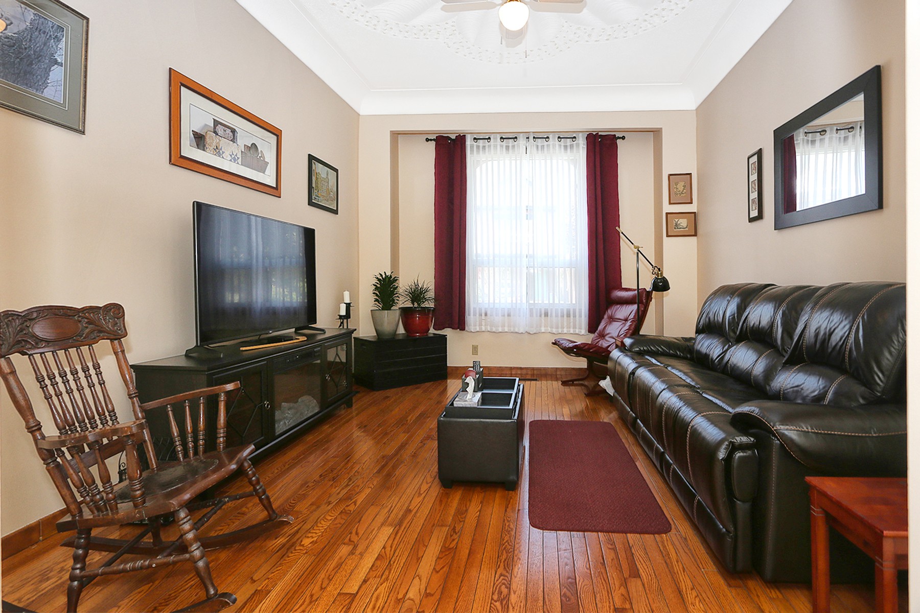 23068_main_living_area_6_6_20180524223353.jpg